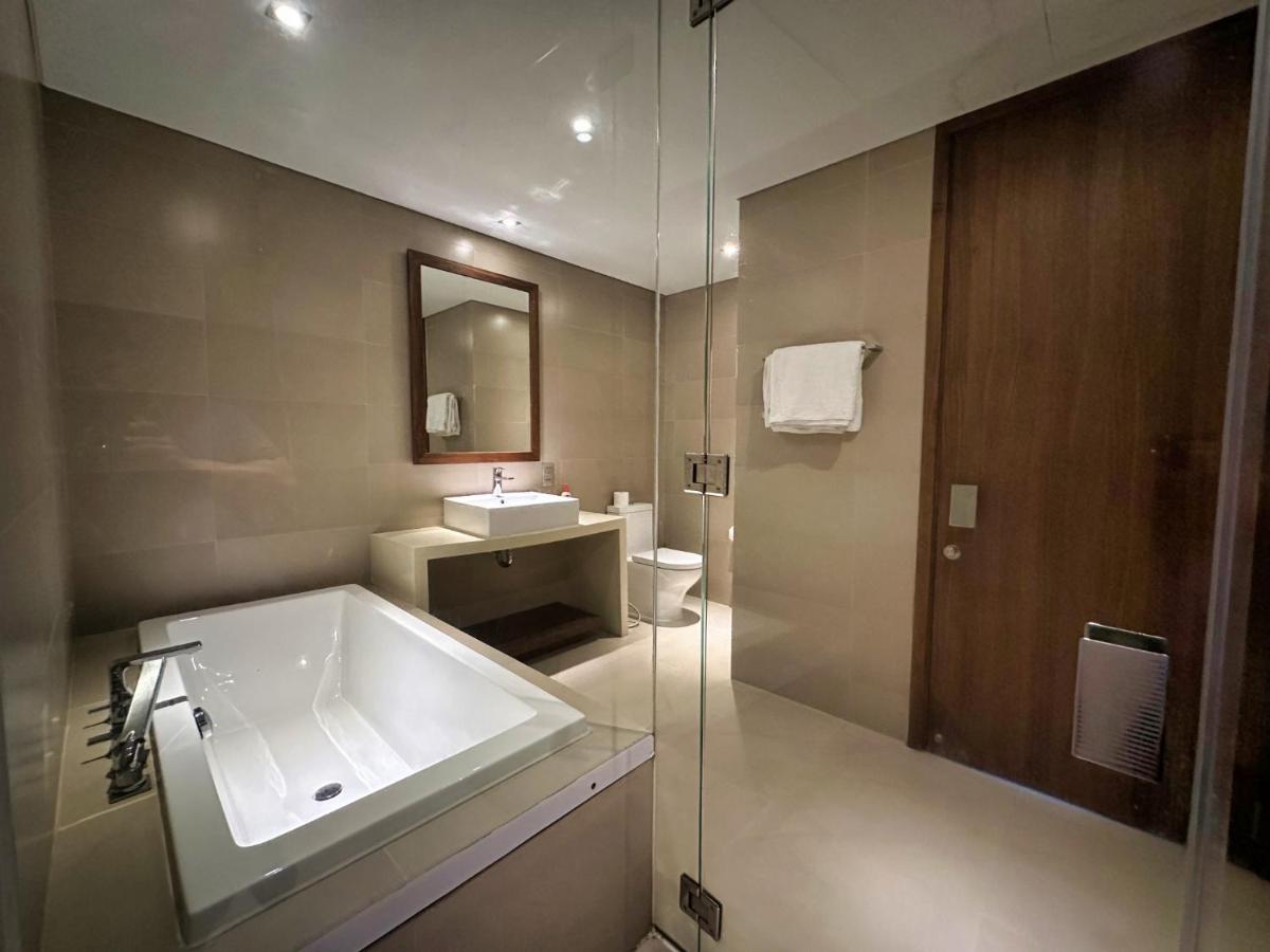 Stunning Apartments Across My Khe Beach ! Rooftop Pool & Gym Da Nang Luaran gambar
