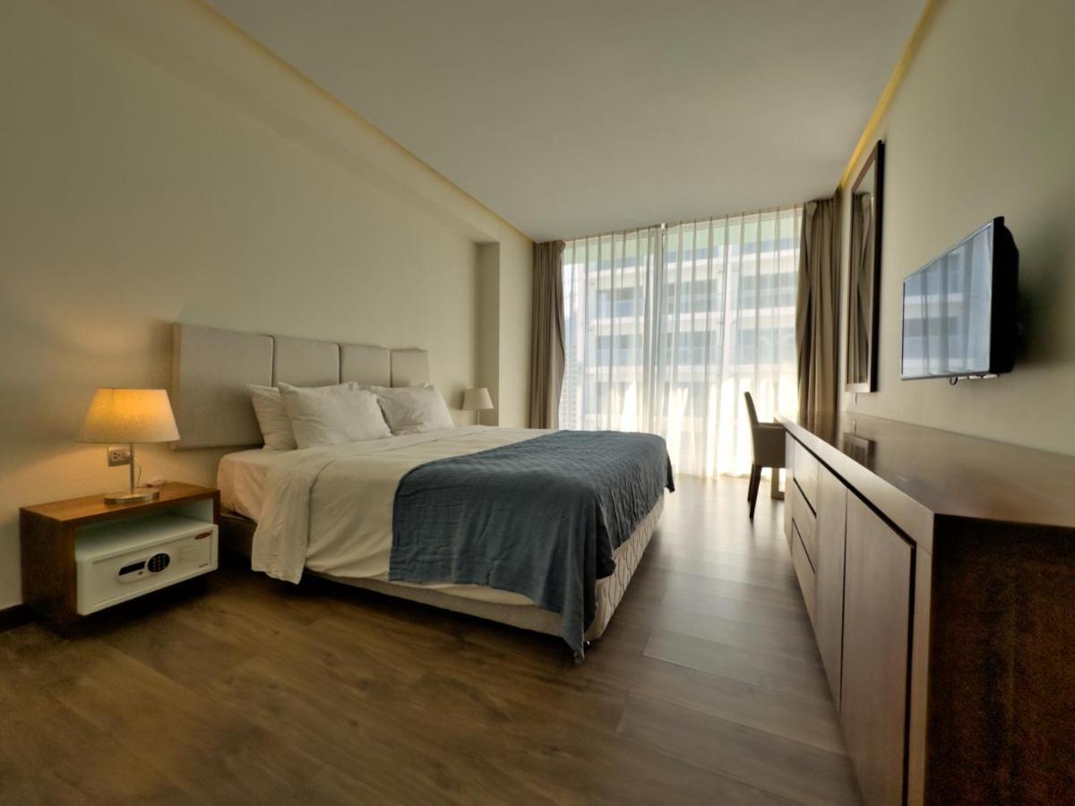 Stunning Apartments Across My Khe Beach ! Rooftop Pool & Gym Da Nang Luaran gambar